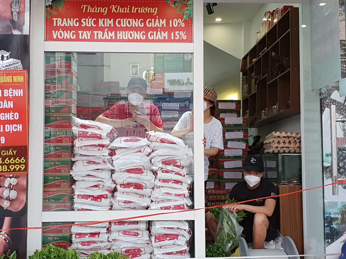 Những người lao động, sinh viên gặp khó khăn sẽ được hỗ trợ gạo hoặc mì gói cùng trứng và rau xanh.