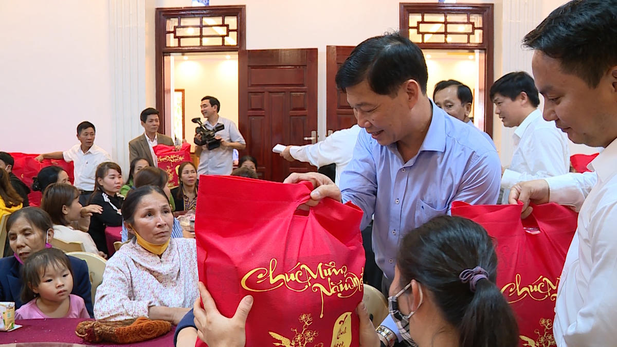 Ông Đỗ Văn Phới, Phó trưởng ban Dân vận Trung ương: "Những tình cảm mà Hiệp sĩ Đại Thánh giá Lê Đức Thịnh và các cộng sự dành cho bà con nghèo khó huyện Cẩm Thủy sẽ là nguồn động viên cổ vũ để bà con tiếp tục đoàn kết cùng nhau vượt qua mọi khó khăn, xây dựng cuộc sống của mỗi gia đình ngày càng ấm no hạnh phúc, từ đó góp phần xây dựng quê hương Cẩm Thủy ngày càng giàu mạnh và phát triển".