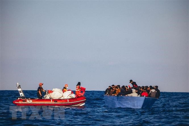 Lực lượng cứu hộ giải cứu người di cư ngoài khơi bờ biển Libya. (Ảnh: AFP/TTXVN).