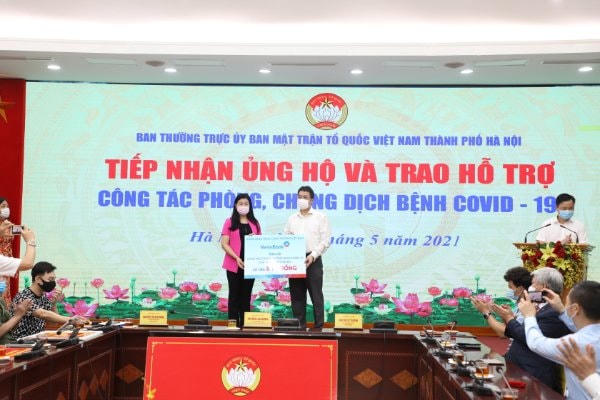 Bà Nguyễn Lan Hương, Chủ tịch Ủy ban MTTQ thành phố Hà Nội tiếp nhận ủng hộ từ các đơn vị. 
