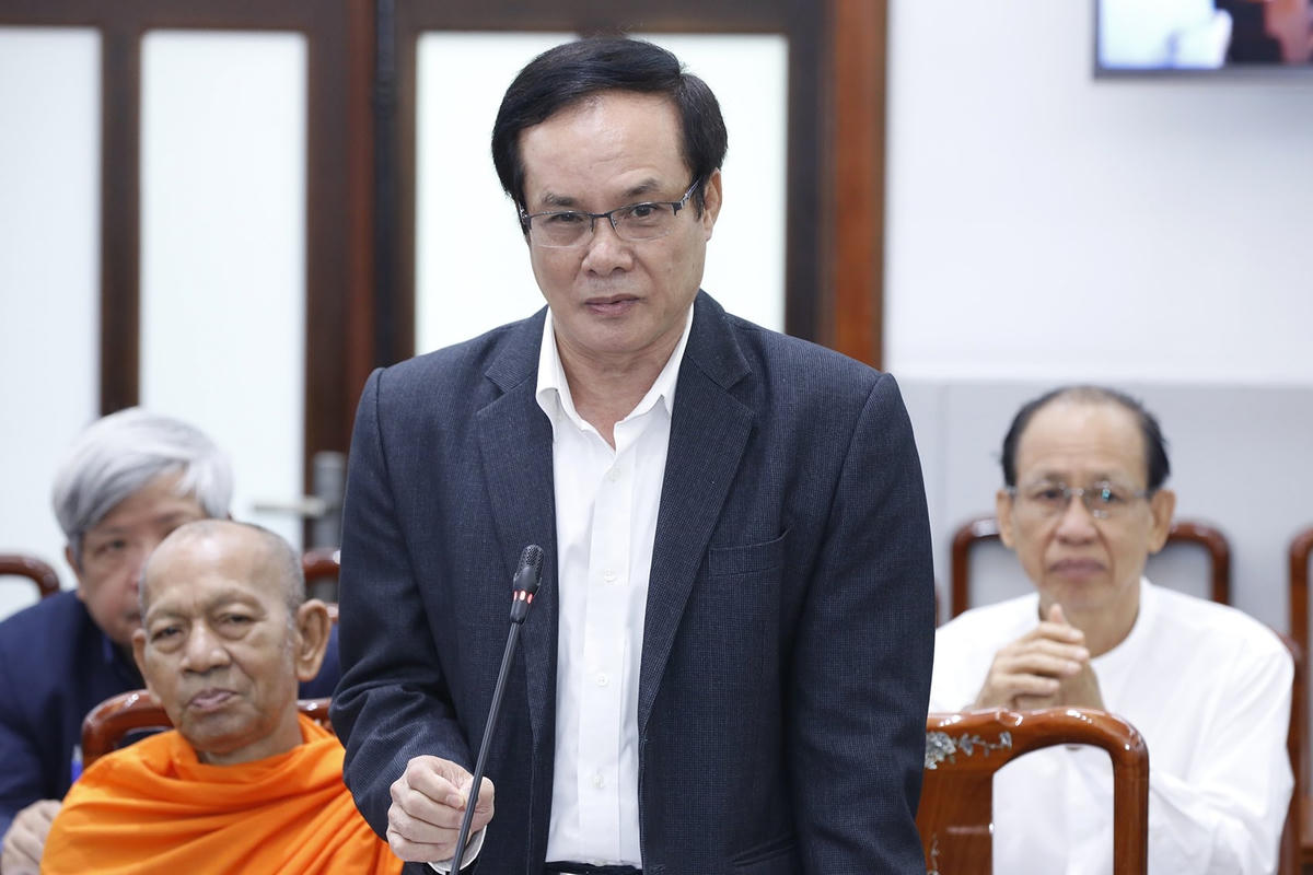 Ông Lê Bá Trình, Ủy viên Đoàn Chủ tịch UBTƯ MTTQ Việt Nam phát biểu tại Hội nghị.