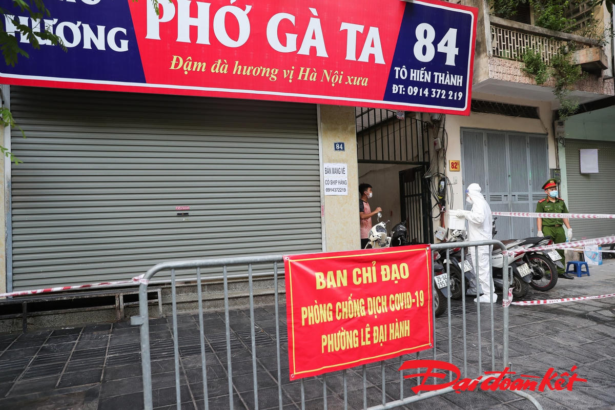 [ẢNH] Triển khai biện pháp phòng dịch tại quận Hai Bà Trưng liên quan 5 ca dương tính 