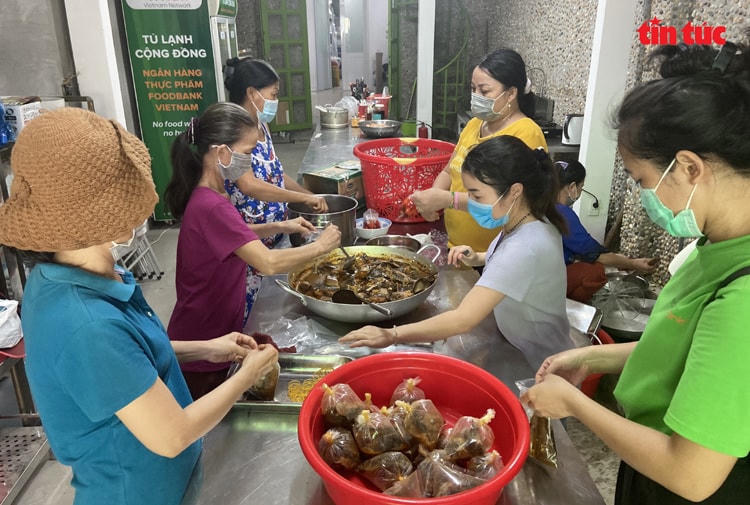 Xe 'cơm di động miễn phí' đến tận tay người nghèo TP HCM trong mùa dịch