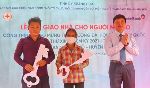 Ông Nguyễn Khắc Định, Bí thư Tỉnh ủy tỉnh Khánh Hòa, trao tượng trưng chìa khóa cho các hộ nghèo.