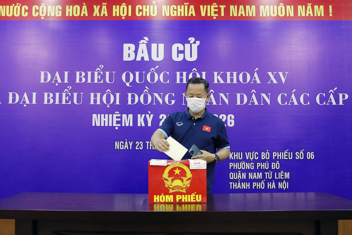 Thành viên Ban huấn luyện đội tuyển cũng tiến hành thực hiện quyền công dân của mình.