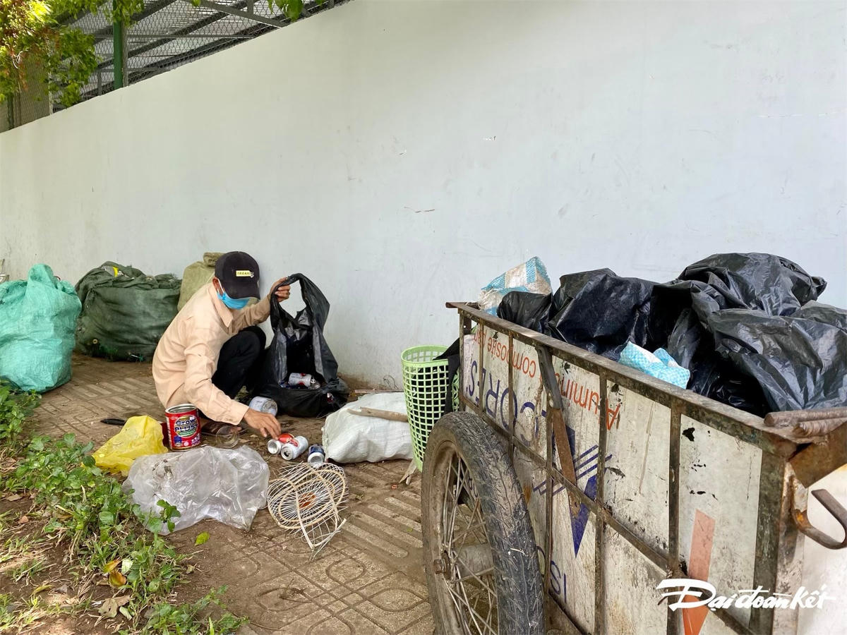 Ông Minh (62 tuổi), hành nghề lượm ve chai ngồi bên vỉa hè đường Phan Chu Trinh (quận Bình Thạnh), khi được phóng viên hỏi dịch Covid-19 ảnh hưởng như thế nào, ông Minh cho biết: “Dịch không kiếm ra tiền nên không có tiền thuê trọ, mấy ngày rồi phải ngủ ngoài đường”.