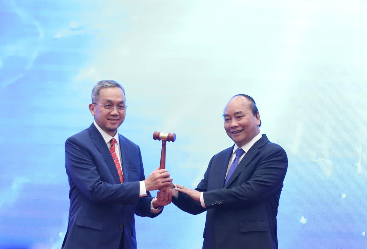 Thủ tướng Nguyễn Xuân Phúc chuyển giao chức Chủ tịch ASEAN 2021 cho đại diện của Brunei  ngay tại lễ bế mạc- Ảnh: Quang Vinh