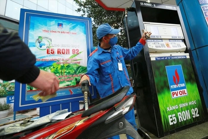 Người lao động PVOIL luôn tuân thủ 5K khi làm việc.