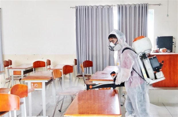 Khử khuẩn các điểm thi tốt nghiệp Trung học phổ thông. (Ảnh minh họa: Thu Hương/TTXVN).  