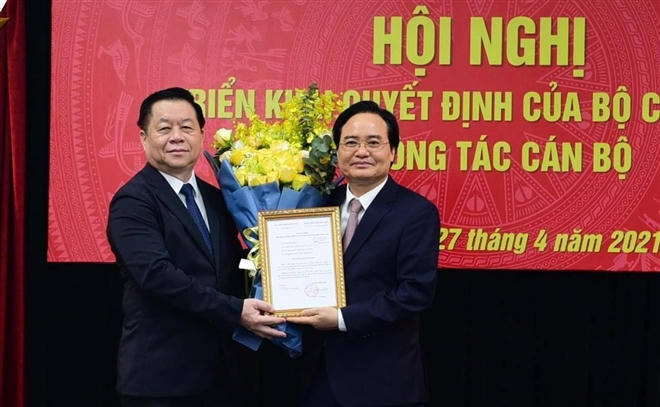 Trưởng Ban Tuyên giáo Trung ương Nguyễn Trọng Nghĩa trao quyết định cho ông Phùng Xuân Nhạ.