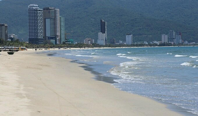 Bãi biển Đà Nẵng vắng vẻ sáng 28/7. Ảnh: Nguyễn Đông.