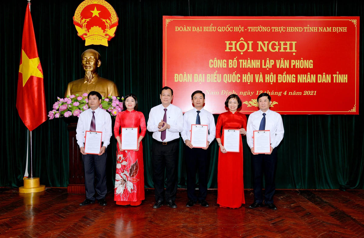 Phó Bí thư Thường trực Tỉnh ủy, Chủ tịch HĐND tỉnh Nam Định Lê Quốc Chỉnh (đứng giữa) trao Quyết định bổ nhiệm Chánh Văn phòng và 4 Phó Chánh Văn phòng Đoàn đại biểu Quốc hội và HĐND tỉnh