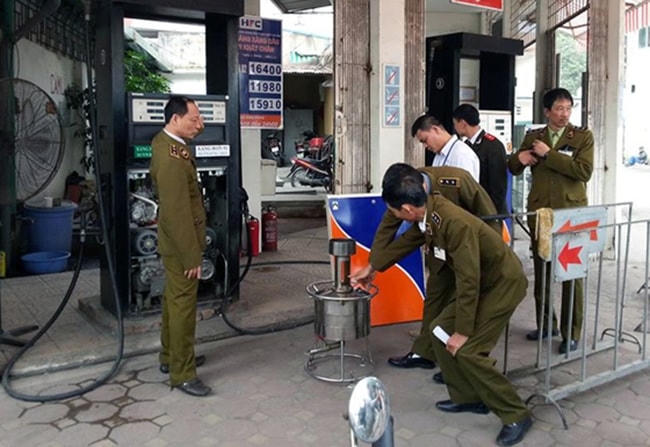 Lực lượng quản lý thị trường kiểm tra một cơ sở kinh doanh xăng dầu tại quận Hai Bà Trưng, Hà Nội.