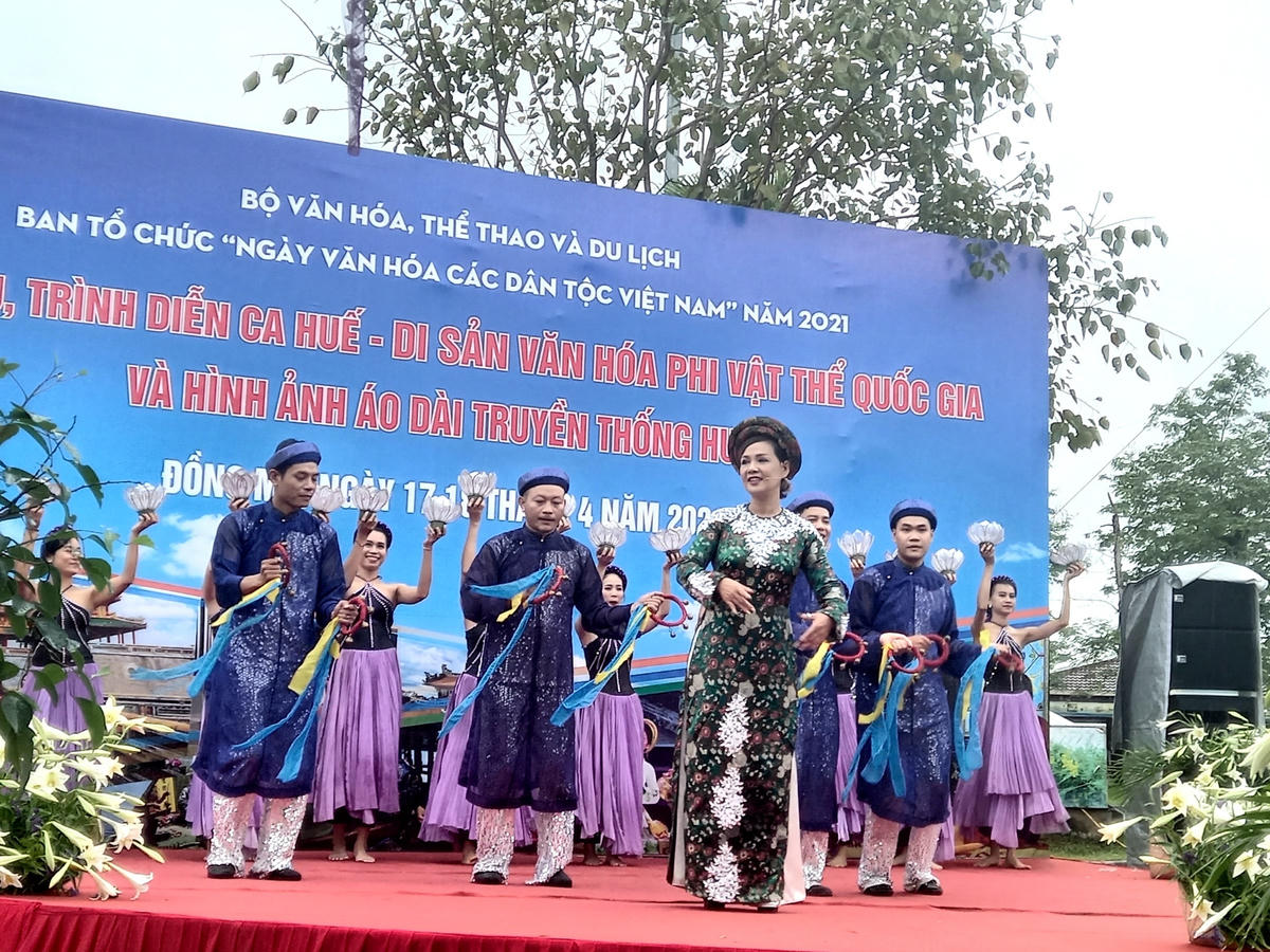 Làn điệu ca Huế kết hợp cùng với những tà áo dài đậm chất Huế.