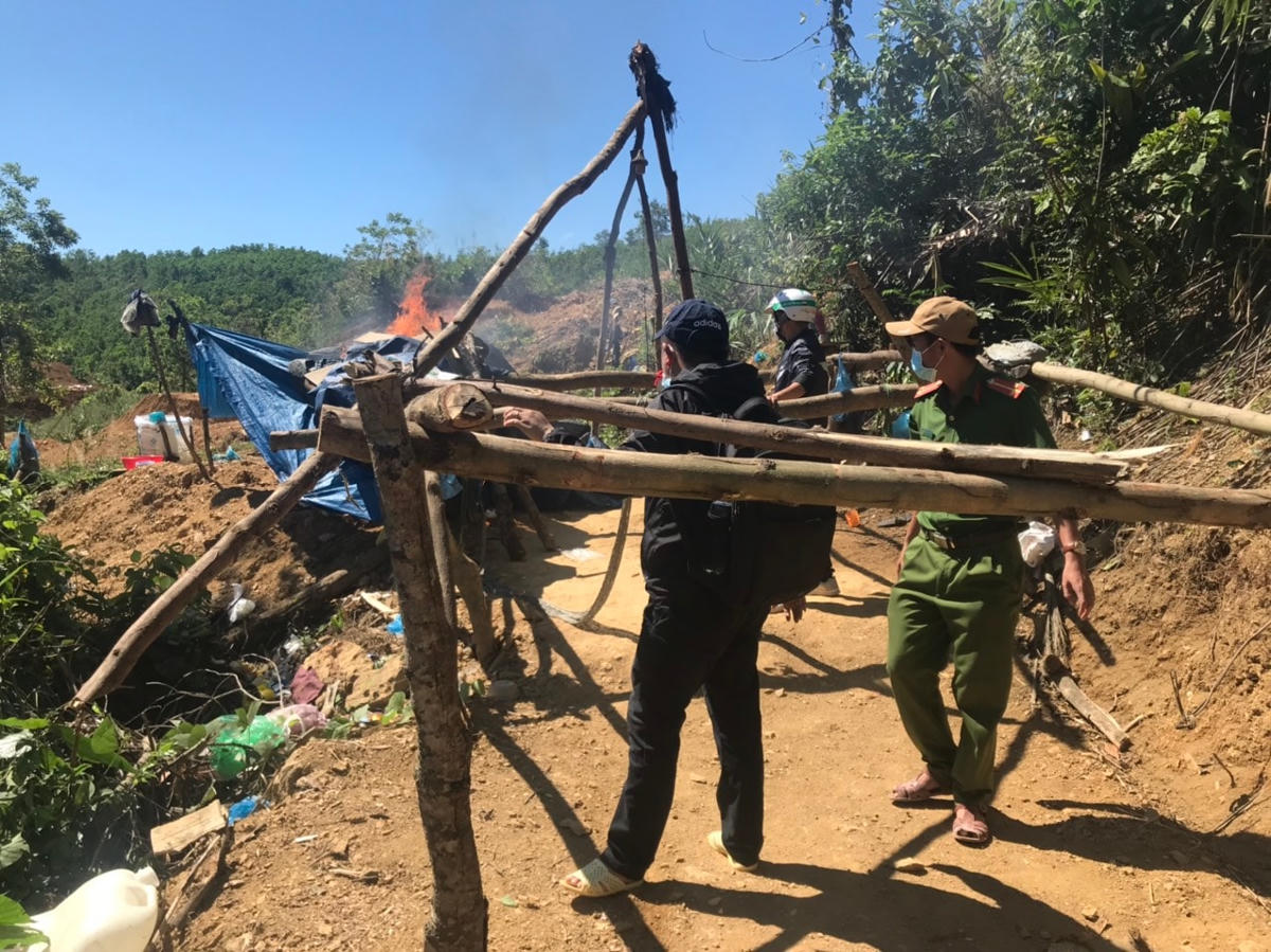 Lực lượng Công an phá hủy lán trại của vàng tặc.