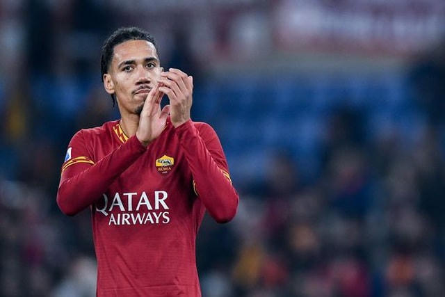 AS Roma đã đồng ý trả cho Man Utd 15 triệu euro cộng thêm phụ phí để đổi lấy sự phục vụ của Smalling. Động thái này khiến các cổ động Man Utd không hài lòng, khi hàng thủ "Quỷ đỏ" đang gặp rất nhiều vấn đề.