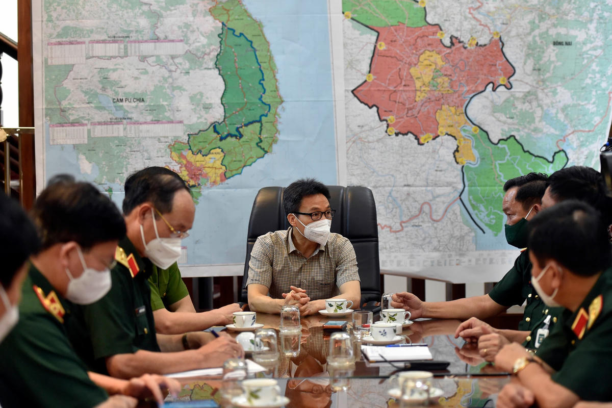 Phó Thủ tướng Vũ Đức Đam trao đổi với thành viên Tổ Công tác đặc biệt của Chính phủ về phòng chống dịch Covid-19 về các bước chuẩn bị cũng như công tác phối hợp với TP HCM để triển khai tăng cường giãn cách xã hội và thực hiện nghiêm ngặt các biện pháp phòng chống dịch Covid-19 từ 0h ngày 23/8 theo chỉ đạo của Thủ tướng Chính phủ.