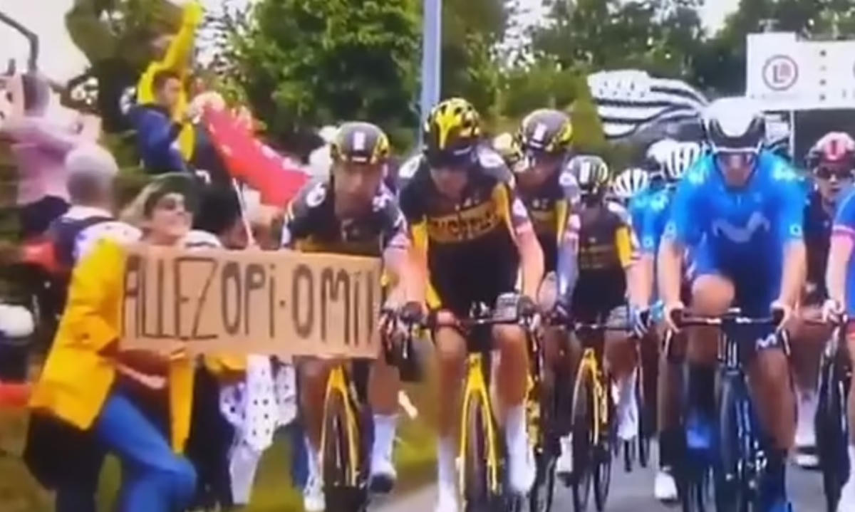 Một cổ động viên của giải đua xe đạp vòng quanh nước Pháp Tour de France vừa bị phạt 4 tháng tù treo vì gây nên sự cố nghiêm trọng tại giải. Ảnh: Daily Mail.