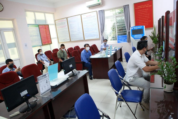 Tại UBND phường Phú Diễn (Q. Bắc Từ Liêm, Hà Nội) vào đầu giờ chiều ngày 9/8, có rất đông người dân, người đại diện cho doanh nghiệp, công ty đến bộ phận 1 cửa để xin xác nhận của phường theo quy định mới. Nguồn: Báo Tin Tức.