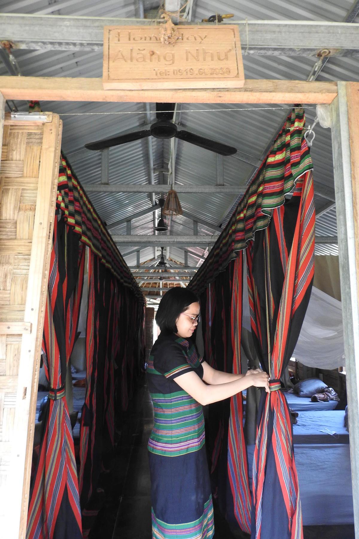 “Không gian thổ cẩm” truyền thống bên trong homestay của gia đình anh A Lăng Như.Ảnh Thanh Tùng