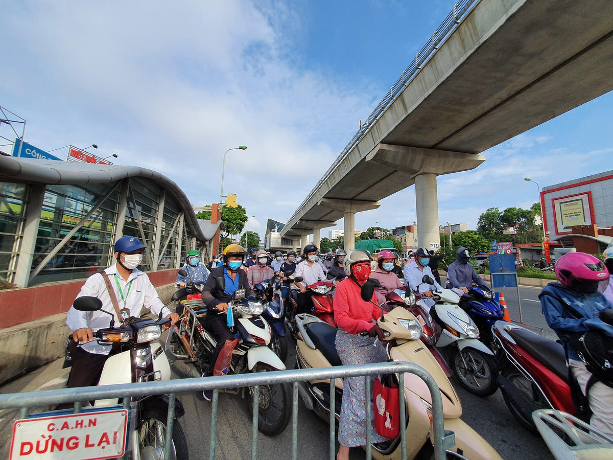 Đến khoảng hơn 8h, lượng phương tiện đổ về ngày càng nhiều gây nên tình trạng quá tải tại chốt kiểm soát.