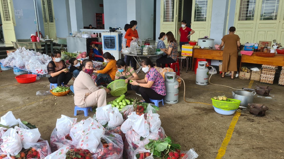 Nhiều hội nhóm tình nguyện đang chuẩn bị thực phẩm rau củ quả gửi đến công nhân.