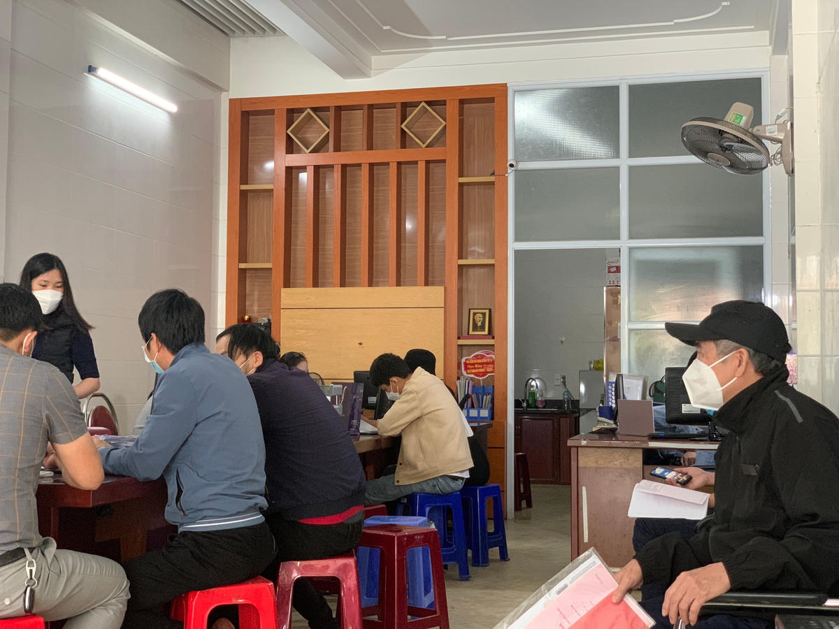 Văn phòng công chứng luôn trong tình trạng chật kín người mua, kẻ bán, giao dịch đất đai.