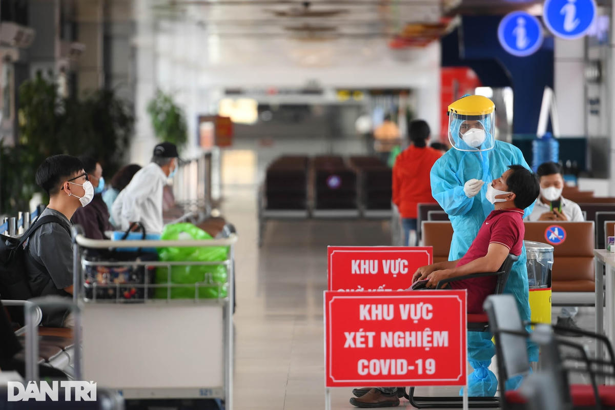 Cận cảnh test nhanh Covid-19 cho khách ra vào Thủ đô ở sân bay Nội Bài