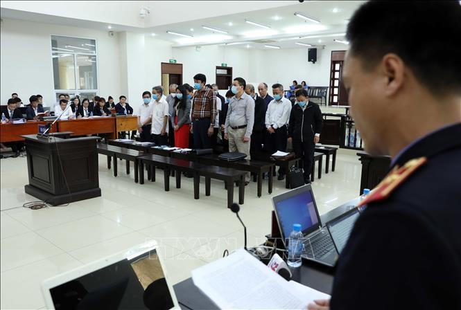 Các bị cáo nghe đại diện Viện Kiểm sát đọc cáo trạng và đề nghị mức án. Ảnh:  Phạm Kiên.  