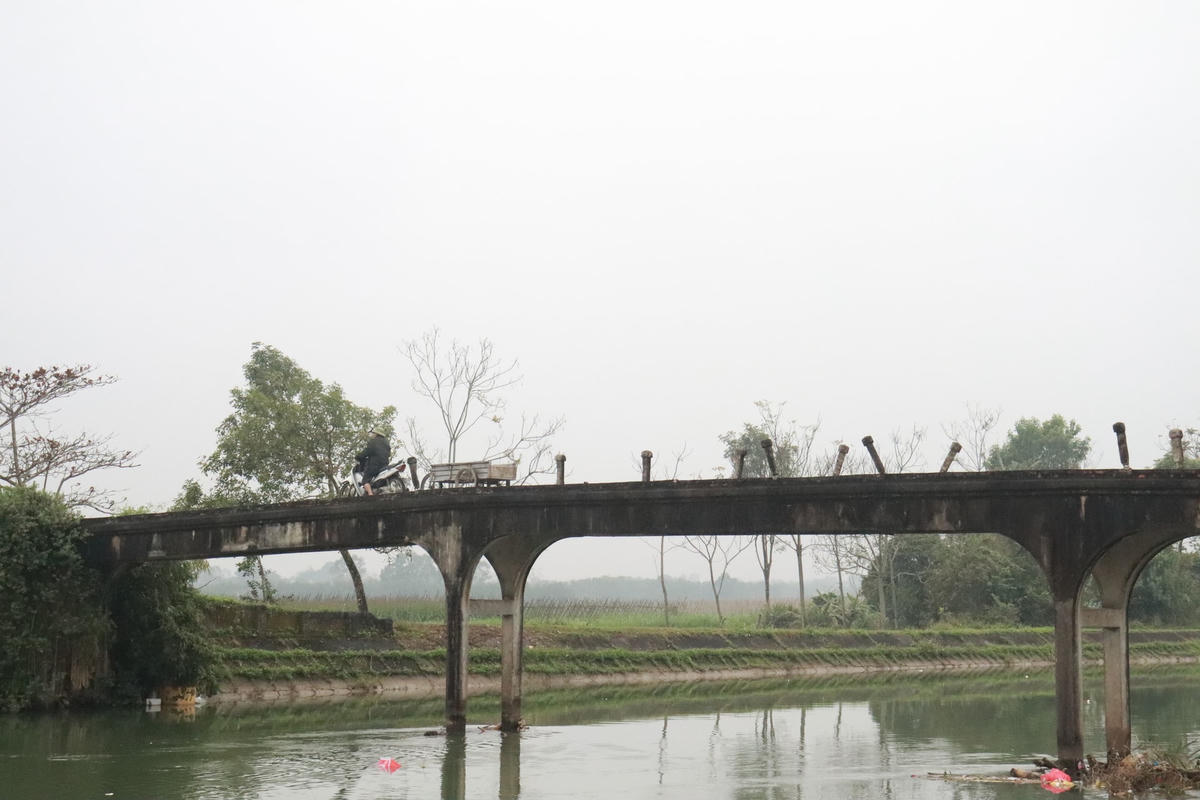 Mặc dù việc di chuyển qua cầu rất nguy hiểm nhưng theo quan sát, hai bên đầu cầu không hề có biển cảnh báo.