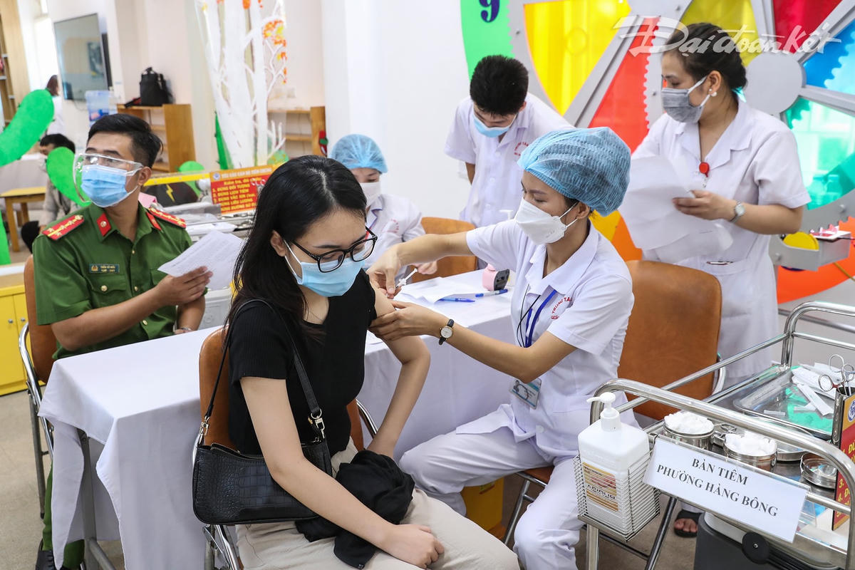 Tiêm vaccine Covid-19 tại quận Hoàn Kiếm. Ảnh: Quang Vinh.