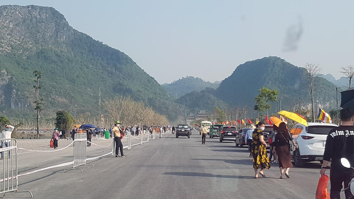Nhân viên chùa Tam Chúc đứng phân làn xe.