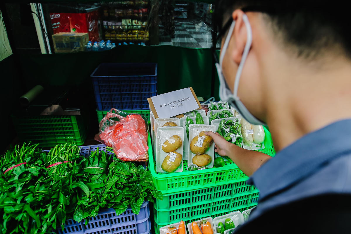 Thực phẩm tươi xanh nên người dân đến mua khá nhiều.