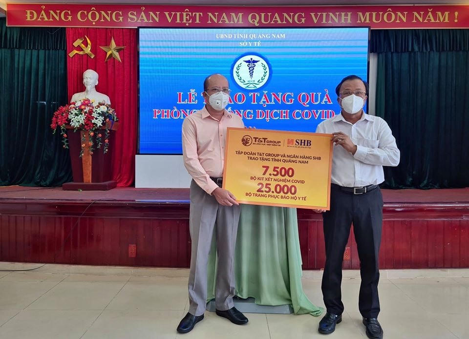 TS Mai Văn Mười (phải) trong buổi tiếp nhận sự hỗ trợ của các nhà hảo tâm.