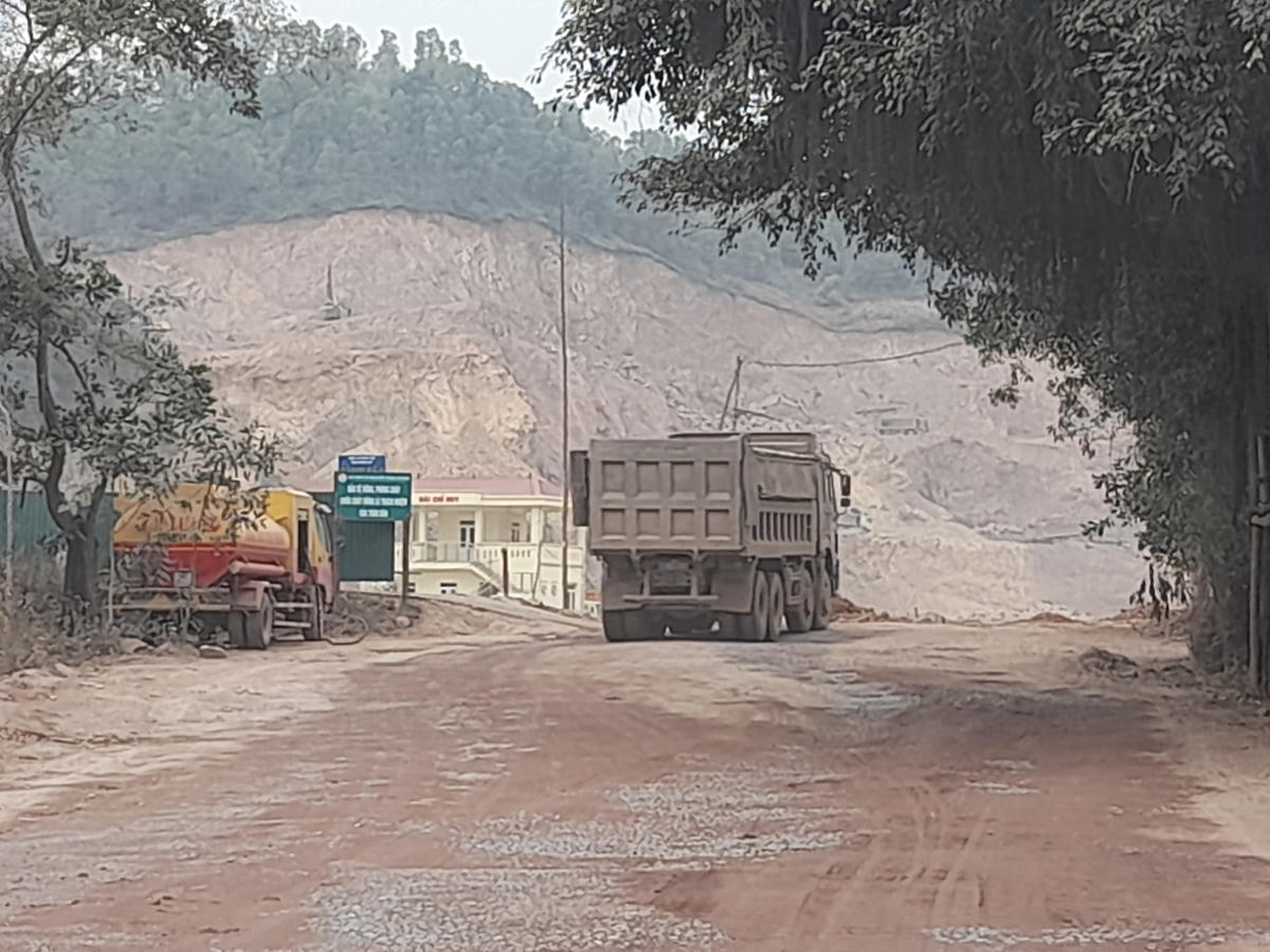 Khu vực khai thác đất của Công ty Cổ phần Đại Tỉnh ở khu phố Kem, thị trấn Nham Biền.
