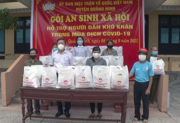 Trao gói an sinh xã hội cho người khó khăn do ảnh hưởng của dịch Covid-19.
