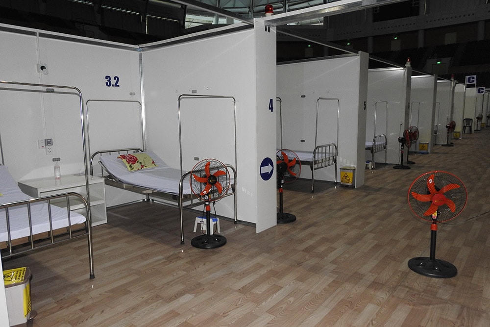 Không có bệnh nhân, gần 300 giường bệnh ở Bệnh viện dã chiến Tiên Sơn bỏ trống. Ảnh: Thanh Tùng.