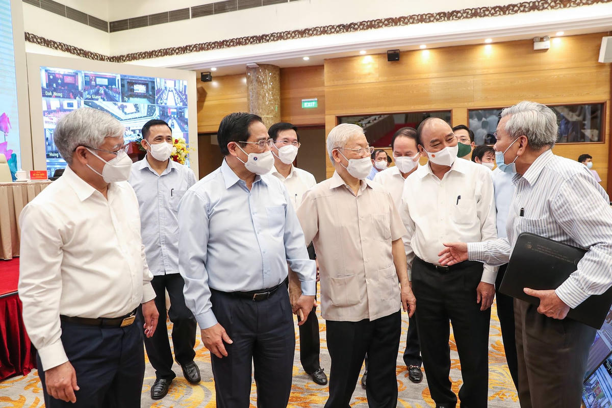 Tổng Bí thư Nguyễn Phú Trọng trao đổi cùng Chủ tịch nước Nguyễn Xuân Phúc, Thủ tướng Chính phủ Phạm Minh Chính, Thường trực Ban Bí thư Võ Văn Thưởng, Chủ tịch UBTƯ MTTQ Việt Nam Đỗ Văn Chiến và đại biểu dự Hội nghị. Ảnh: Quang Vinh.