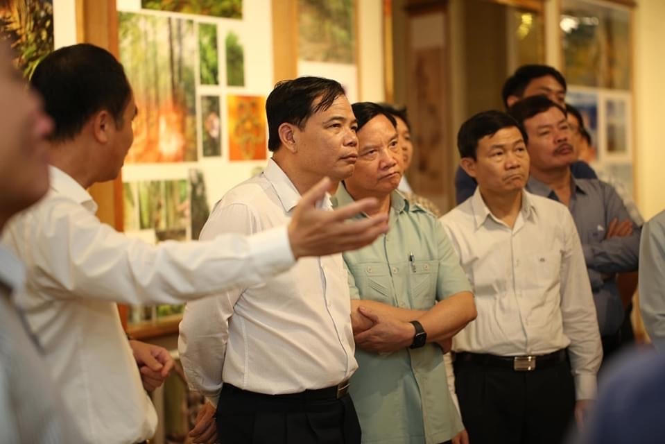 Các đại biểu tham quan bảo tàng