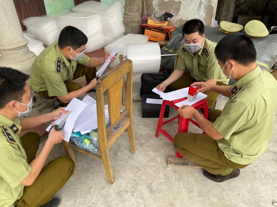 Cơ quan chức năng khám xét và xử lý tại hiện trường.
