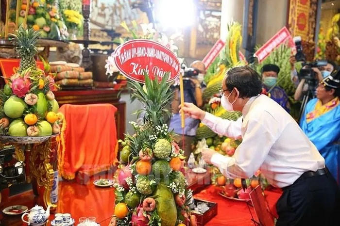 Ông Nguyễn Văn Nên, Bí thư Thành ủy TPHCM dâng hương tại Đền Tưởng niệm các vua Hùng.
