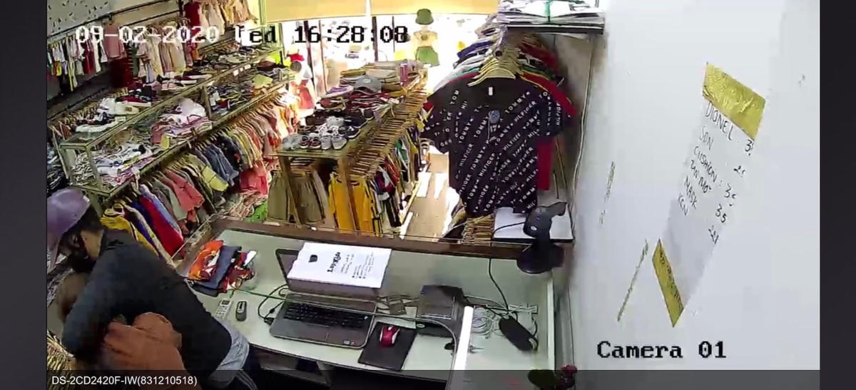 Camera cửa hàng ghi lại cảnh tên cướp không chế nữ nhân viên.