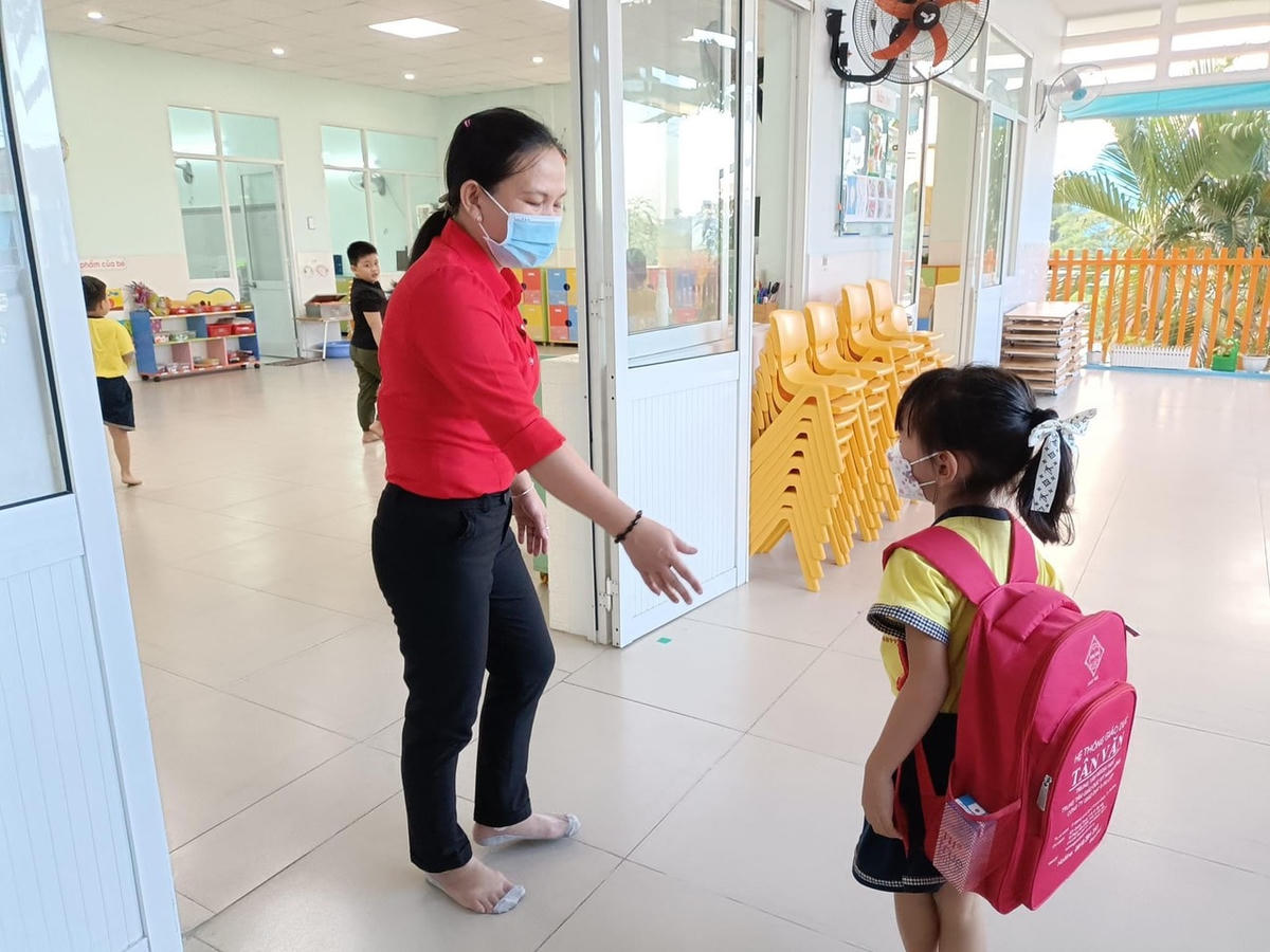 Các em học sinh mầm non tỏ ra khá thoải mái, vui vẻ trái ngược với tâm trạng ít nhiều lo lắng của phụ huynh.
