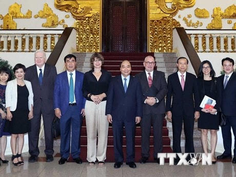 Thủ tướng Nguyễn Xuân Phúc chụp ảnh cùng Đại sứ Hà Lan, Đại sứ Bỉ với các nhà đầu tư EU. (Ảnh: Thống Nhất/TTXVN).