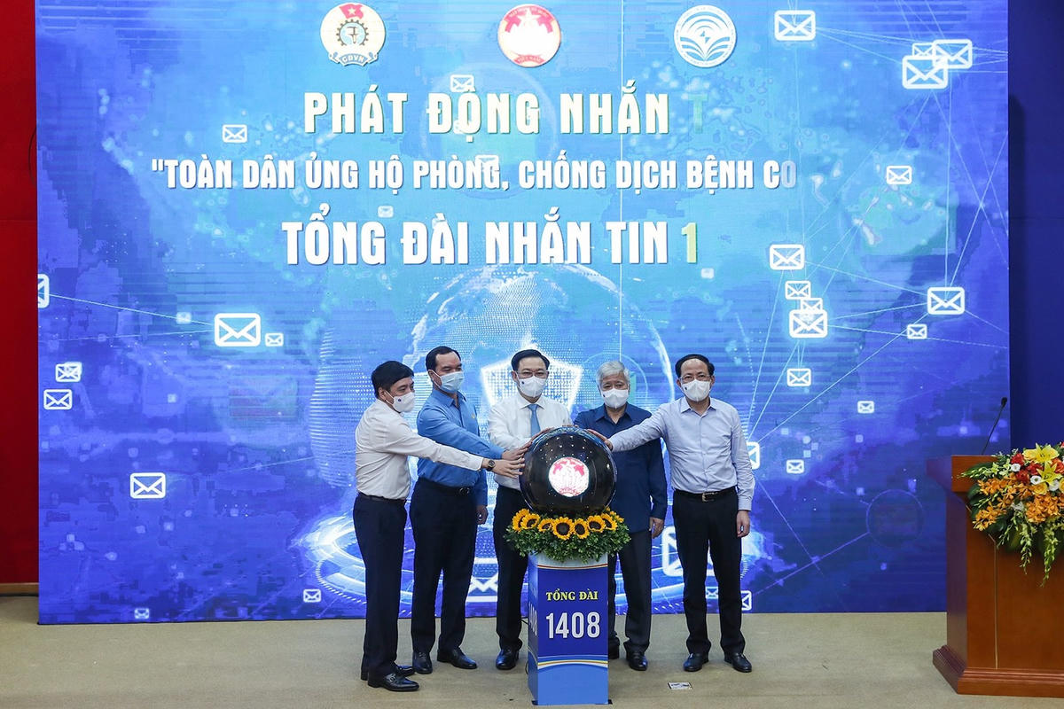 Chủ tịch Quốc hội Vương Đình Huệ cùng Bí thư Trung ương Đảng, Chủ tịch UBTƯ MTTQ Việt Nam Đỗ Văn Chiến và các đại biểu phát động chương trình nhắn tin ủng hộ phòng chống dịch Covid-19.