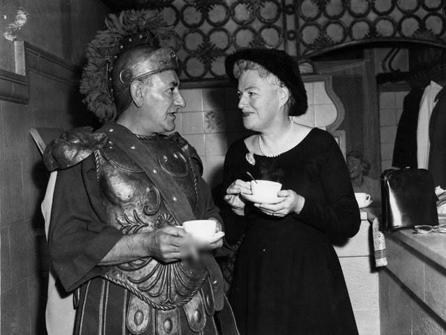 Bức ảnh chụp năm 1956 bên lề một buổi biểu diễn, nữ diễn viên Gracie Fields dùng trà với nam diễn viên Bud Flanagan phía sau hậu trường.  