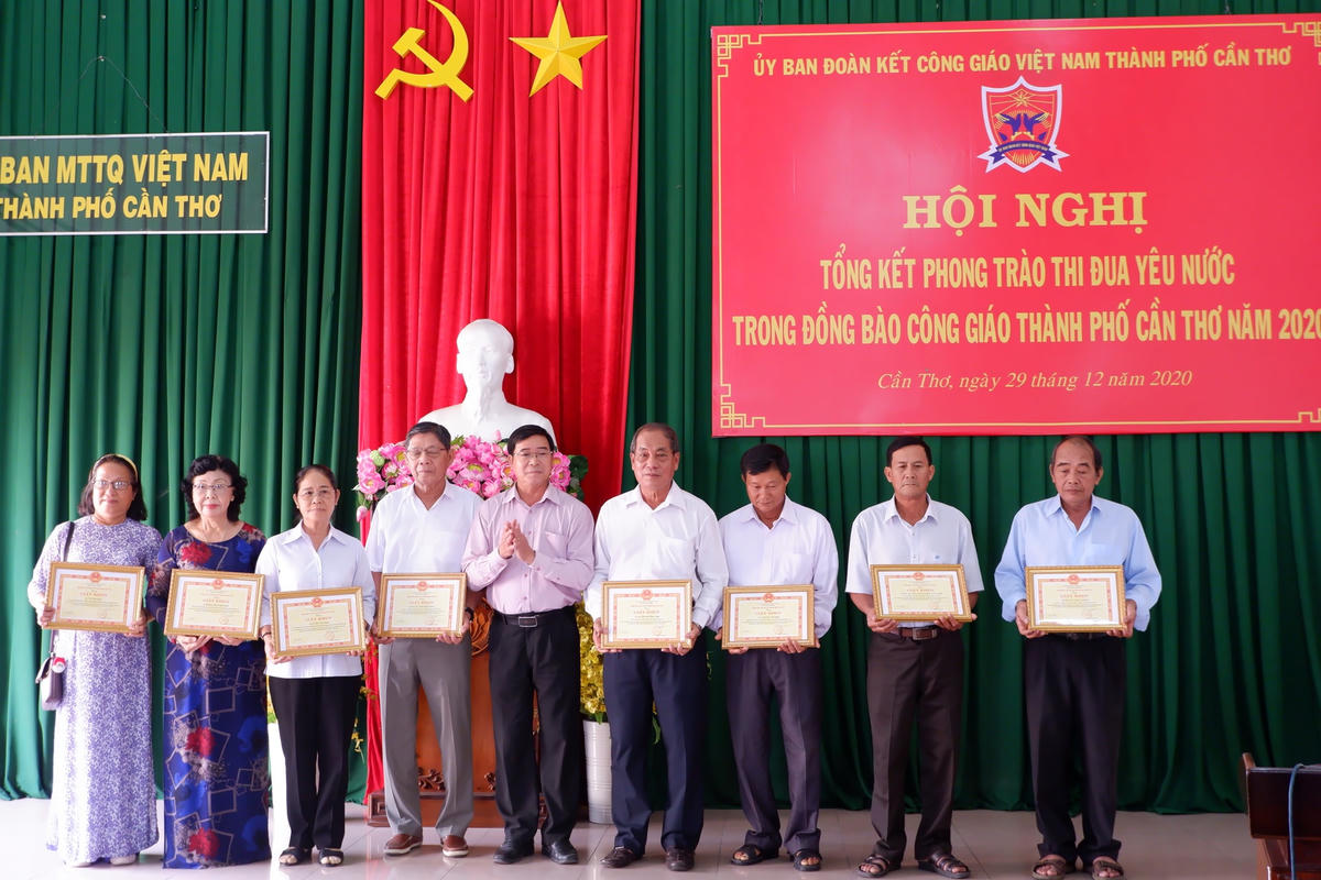 Tặng bằng khen cho các tập thể và cá nhân có thành tích tốt trong công tác thực hiện hiệu quả phong trào