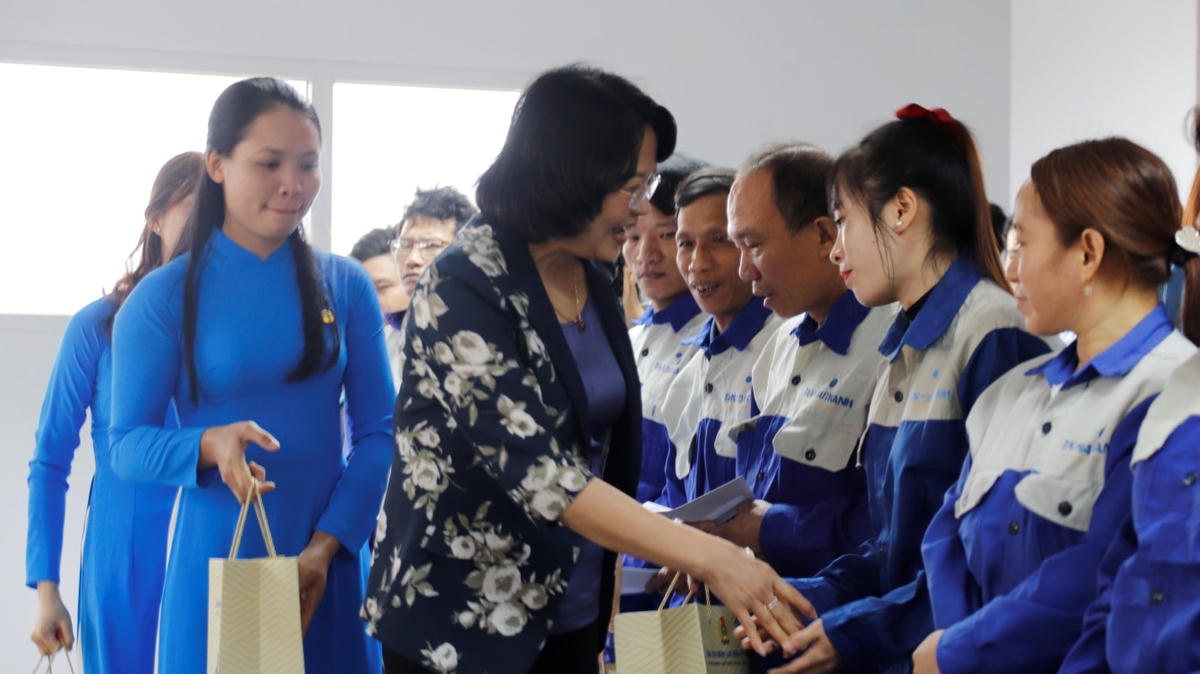   Phó Chủ tịch nước Đặng Thị Ngọc Thịnh thăm và tặng quà người lao động tại nhà máy Tân Á Đại Thành Long An.