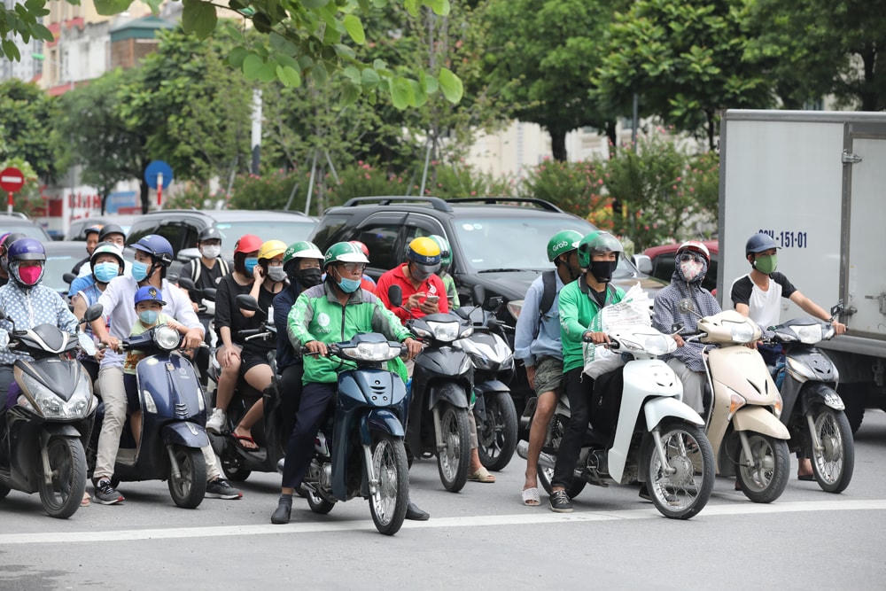 Người tham gia giao thông đeo khẩu trang như một điều tất nhiên.