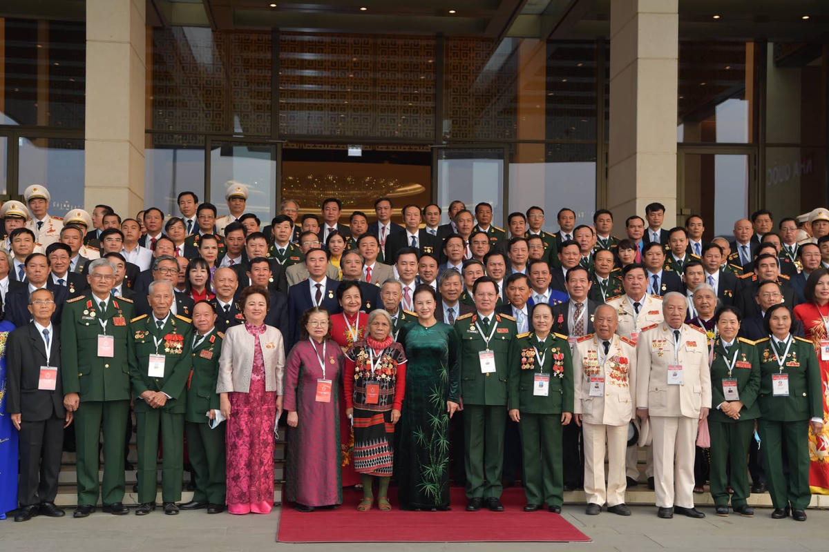 Chủ tịch Nguyễn Thị Kim Ngân chụp ảnh cùng các đại biểu. Ảnh: Quang Vinh.